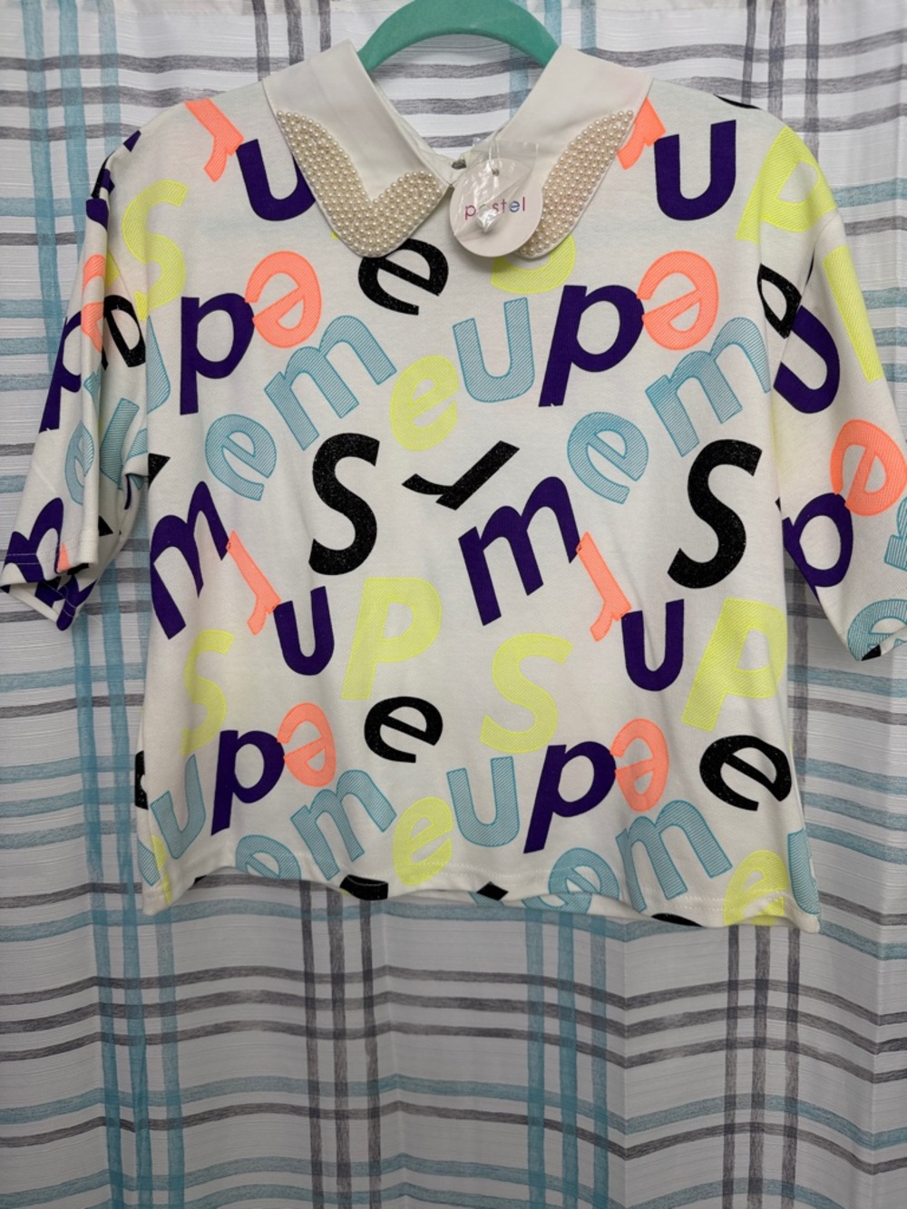 Pearl Collar Short Sleeve Graphic Top in White with Multicolor Letters